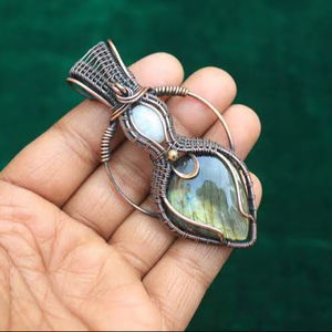 Prix de gros HARI OM CREATIONS Labradroit Gem Malachite Pyramide Vintage Laiton Plaqué Or Fil Enroulé Pendentif Pierre de Naissance - Product Image 1