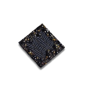 Forma de caja con broche bordado de cristal bordado a mano y broche de moda con cuentas de alambre de lingotes - Product Image 1