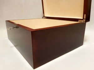 Caja de almacenamiento de madera de tilo estilo amor ecológica grande y elegante, acabado pulido de color caoba oscuro bloqueable por Crescent Crafts - Product Image 3