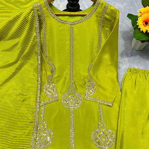 Traje Sharara Verde de Boutique India con Trabajo Étnico Brillante Dorado para Fiestas Elegantes, Bodas, Ropa Tradicional, Traje Más Vendido - Product Image 4