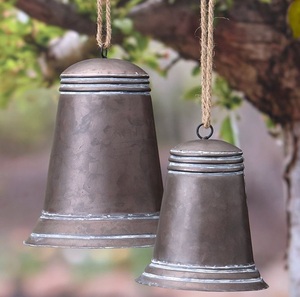 Cloches de vache en fer vintage avec poignées en boucle et métal texturé antique parfait pour les éléments décoratifs de la ferme et du jardin - Product Image 3