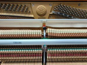 Piano Vertical KAWAI KL602 de Japón, Madera Marrón, Sonido de Alta Calidad, Tono Delicado y Cuerpo Duradero - Product Image 6