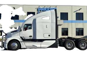 Camión Volquete de Construcción de Servicio Pesado 8x4 Usado 2024 |   Caja de Cambios Automática FAST, Motor Diésel Euro 6, Cámara Trasera, Exterior Blanco - Product Image 4