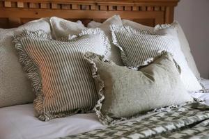 Cojín de Lino con Volantes a Rayas Hallie Olive con Relleno de Plumas de Pato, Cojín Decorativo Neutral Hecho a Mano con Volantes a Rayas de Diseñador - Product Image 3