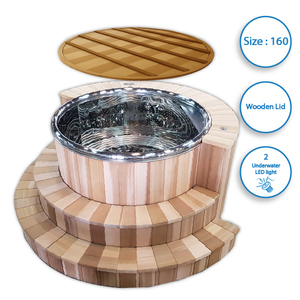 อ่างน้ำร้อนสแตนเลสทรงกลมขนาด 160 ซม. พร้อมฝาปิดไม้ซีดาร์แดง ไฟ LED 2 ดวง บันไดไม้ 2 ขั้น สำหรับวิลล่า โรงแรม อ่างน้ำกลางแจ้ง - Product Image 1