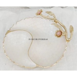 Nouveau modèle arrivée couleur blanche enduit de poudre Antique Fancy Look fournitures de bol en métal robuste avec poignée de concepteur plaqué or - Product Image 1