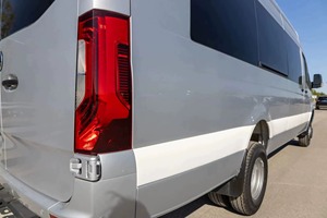 Mercedes-Benz Sprinter 3500XD 2023, Certificado, Limpio y Poco Usado, Midwest Automotive Design Luxe Cruiser, Tracción en las Cuatro Ruedas, Diésel, Volante a la Izquierda - Product Image 4