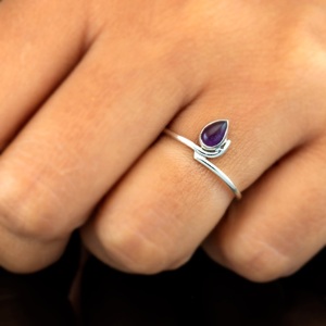 แหวนอเมทิสต์ประดับลูกแพร์แสนสวย925เครื่องประดับอัญมณีสีม่วงทำด้วยมือสำหรับผู้หญิงแหวนของขวัญสุดหรู - Product Image 1