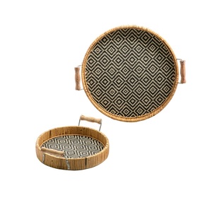 Ensemble de 2 plateaux de service en rotin et bois, aspect royal, forme arrondie, style unique, utilisés dans les hôtels et les restaurants - Product Image 1