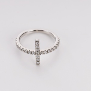 El mejor anillo de lujo para mujer con diamante de diseño fino hecho a mano personalizado para ocasiones de aniversario - Product Image 1