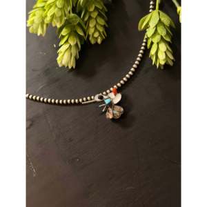 Pin/Colgante Zuni Hecho a Mano de Plata de Ley con Incrustaciones de Colibrí y Múltiples Piedras, Amuleto Religioso con Patrón de Mariposa - Product Image 3