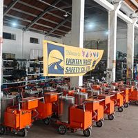 Machine professionnelle manuelle de marquage routier Lighten Traffic avec moteur |   Moteur 6,5 CV à faible coût d'entretien pour la construction routière