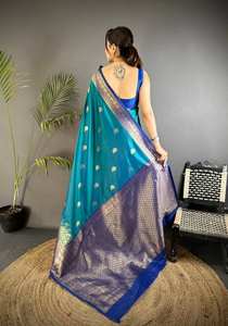 Sari indien traditionnel pour femmes en soie bleu sarcelle avec bordure contrastée en zari pour les fêtes - Product Image 2