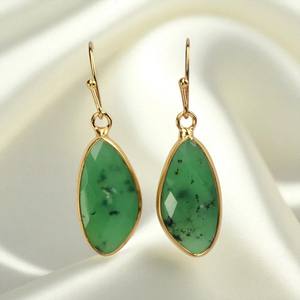 Bisel desigual Chrysoprase Gemstone Pendientes colgantes-925 Pendientes finos de plata Joyería - Product Image 1
