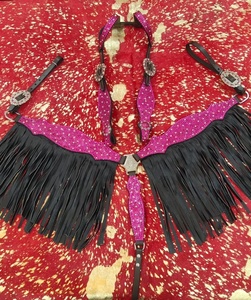 Kaamkaaj Conjunto de Arreos para Caballo de Cuero Genuino Estilo Western, con Adornos de Pedrería Rosa y Flecos, incluye Cabezada y Pechopetral con Cierre de Hebilla - Product Image 1