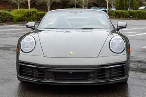 2023 911 Carrera Cabriolet ~4 700 milles, moteur Flat-6 biturbo, pack Premium, vert aventurine métallisé, non modifié - Product Image 2