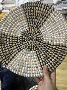 Assiette jonc marin artisanale du Vietnam pour la décoration murale à bon prix avec des motifs colorés - Product Image 2