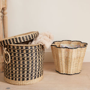 Cesta de almacenamiento de ratán natural vintage con línea de vieira negra Cesta festoneada de ratán negro y natural para comedor - Product Image 6