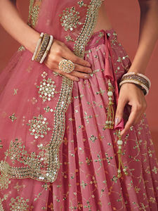 Vêtements de fête et mariage Lehenga Choli de mariée semi-cousu pour femme prêt-à-porter avec chemisier fantaisie entièrement cousu - Product Image 2