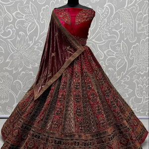 Lehenga choli เจ้าสาวในฤดูหนาวออกแบบด้วยด้ายเย็บปักถักร้อยและแพทช์ทำงานริ้วรอยฟรี - Product Image 1