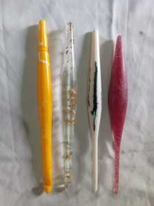 Ganchos de resina de ganchillo multicolor hechos a medida en varios tamaños para tiendas de suministros de hilo y fibra para costura - Product Image 3