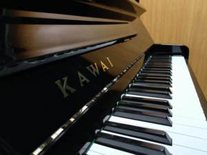 Piano Vertical Acústico Kawai BL51 Negro para Músicos Profesionales, Piano Japonés Usado de Segunda Mano, Madera Maciza, 88 Teclas - Product Image 2