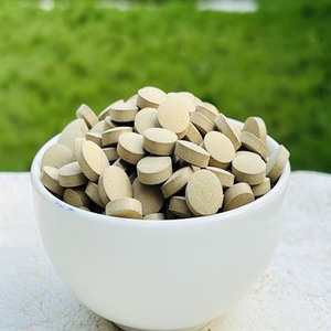 Etiqueta privada Suministro a granel Tabletas de extracto de hierbas Fuerza Triphala Tabletas cultivadas orgánicamente Haritaki Bibhitaki y Amalaki - Product Image 5