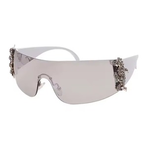 Lunettes de soleil en diamant de créateur de luxe pour femmes Cadre en PC bleu avec lentille miroir Style Hip Hop de haute qualité Exportation en gros Inde - Product Image 2