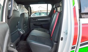 Hilux GR Rally 2024 Blanco Limpio, <4L Gasolina, Asientos de Cuero, Bluetooth, Paquete Deportivo, Sistema de Navegación, Arranque Remoto, Volante a la Izquierda - Product Image 6