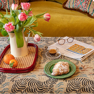 Bandeja de mimbre natural hecha a mano, bandeja de bastón pintada en rojo, ideal para mesas de centro y acentos para el hogar, decoración navideña hecha en Vietnam - Product Image 6