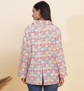 เสื้อคลุมฤดูร้อนผ้าฝ้ายพิมพ์ลายดอกไม้หลากสีสำหรับผู้หญิง คอปกเสื้อเชิ้ต แขนยาว ผลิตจากผ้าเนื้อบางเบา เหมาะสำหรับใส่ในช่วงตั้งครรภ์ - Product Image 2