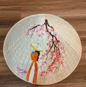 Chapeau conique artisanal vietnamien Non La en feuille de palmier naturelle, chapeau traditionnel pour événements culturels, souvenir de voyage, vente en gros - Product Image 1