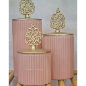 Pot à bougie rond rose en laiton massif fait à la main avec couvercle design en or pour la maison et le mariage décoratif - Product Image 1