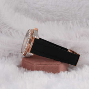 Montre de luxe unisexe avec cadran en diamant moissanite taillé, demi-sertie, bracelet en acier inoxydable romain, largeur du bracelet analogique, verre de haute qualité - Product Image 3