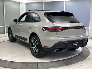 2024 Porsche Macan Turbo AWD ใช้กับเบาะหนังตกแต่งภายในสีเข้มระบบควบคุมความเร็วคงที่