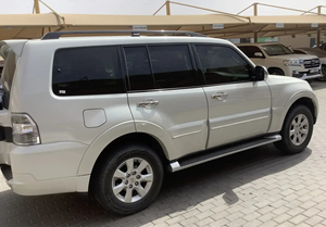 ใช้2020มิตซูบิชิ Ibu Shi Pajero Aspire RWD Drive ควบคุมความเร็วได้ชั้นวางหลังคาโลหะแบบ R18ขนาดยาง EV แบบพลังงาน