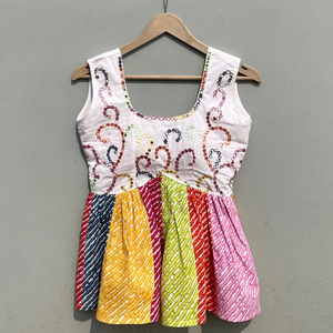 Top de algodón de trabajo a mano Lehariya multicolor con bordado y tela de punto de cuello profundo de longitud corta ahuecada - Product Image 1