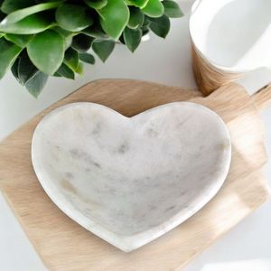 Plateau de service en marbre sculpté à la main de luxe Plat décoratif floral avec pierre en forme de coeur Artisanat Figurine religieuse Gravure - Product Image 1