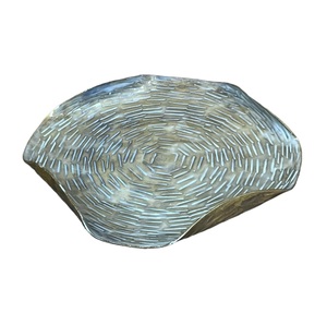 Plateau décoratif en métal doré martelé de luxe, plateau de service irrégulier organique, centre de table moderne pour table basse, décoration intérieure - Product Image 1