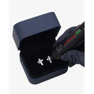 Boucles d'oreilles en or 14 carats avec croix en moissanite taille ronde - Product Image 1