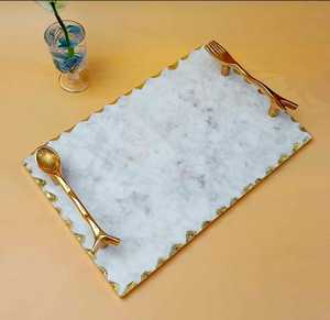 ถาดหินอ่อนสีขาวหรูหราสไตล์โมเดิร์นทำมือ พร้อมหูจับทองคำเปลว  งานตกแต่งบ้านสำหรับคริสต์มาสและรอมฎอน  ทำจากอะลูมิเนียมสั่งทำพิเศษ - Product Image 1