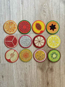 Sous-verre rond en verre perlé avec motif en spirale de bonbons à la menthe rouge et blanche, broderie de perles de verre, décoration de table de Noël artisanale - Product Image 6