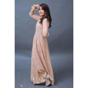 Vestido Taupe Kalidar hecho a mano con cintura imperio y silueta recta - Product Image 1