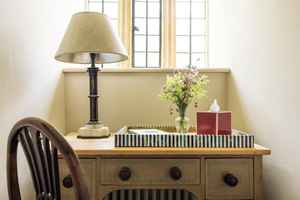 Soporte de caja de pañuelos de madera para el hogar y la Oficina Organizador de escritorio decorativo con diseño de grano de madera natural - Product Image 3