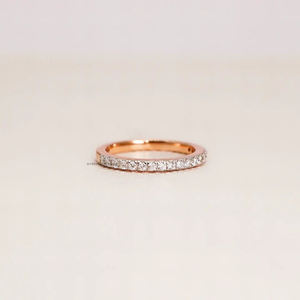 Ensemble de bague de mariage classique avec solitaire Moissanite à coupe ronde brillante de 1.3 carats et cadeau d'anniversaire de bande de pavé assorti pour elle - Product Image 2