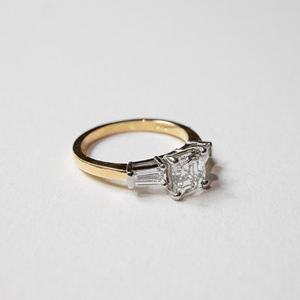 Asscher Cut Moissanite 1.25 Carat Bague à trois pierres avec pierres latérales coupées baguette et bande droite de 2.0mm Cadeau de mariage pour elle - Product Image 2