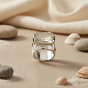 Bague tendance vintage pour femme en argent sterling plaqué rhodium avec cristaux clairs sertis clos, incrustation géométrique bohème, style affirmé - Product Image 1