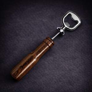 Ouvre-bouteille à manche en bois texturé avec tête en acier inoxydable poli, poignée ergonomique, outil de bar robuste et durable pour les fêtes - Product Image 3