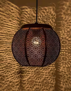 Esta es una lámpara de linterna perforada de color dorado de Marruecos con vidrieras multicolores, disponible a precios al por mayor. - Product Image 5