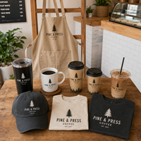 Ensemble de marchandises personnalisées pour café AT PACK avec logo, tablier, t-shirt, casquette, tasses, tasse en céramique et gobelet de voyage